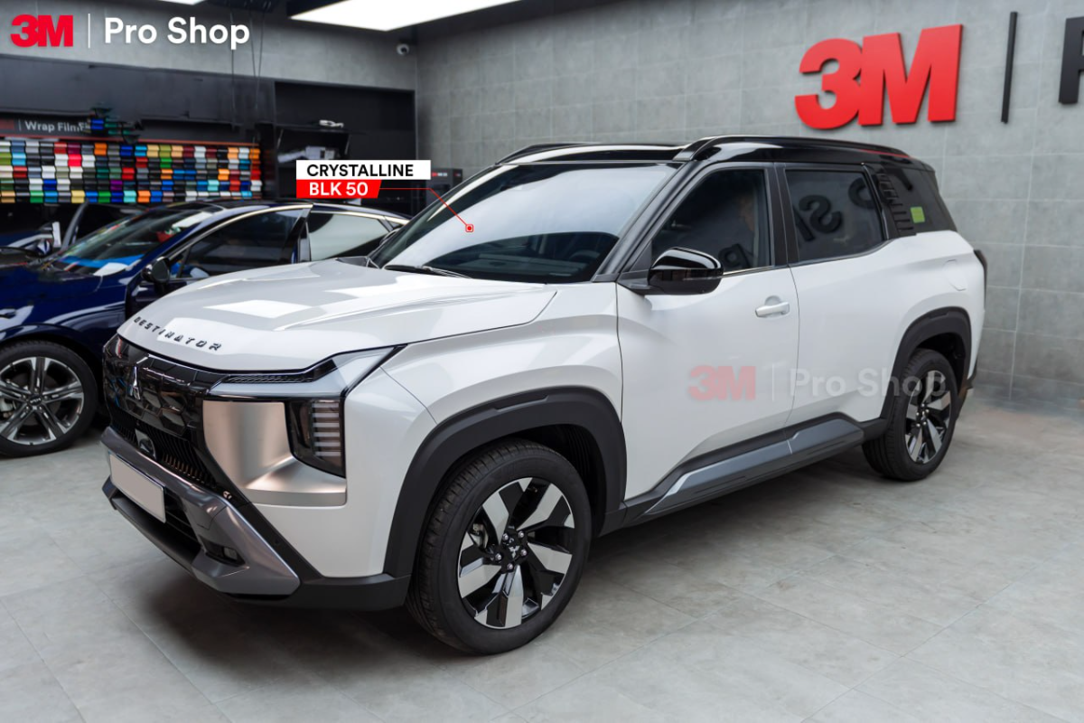 Mitsubishi Destinator dán CR BLK 50 tại kính lái ở 3M Pro Shop