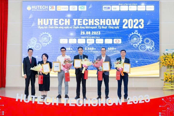 Khoảnh khắc vinh danh tại HUTECH TECHSHOW 2023