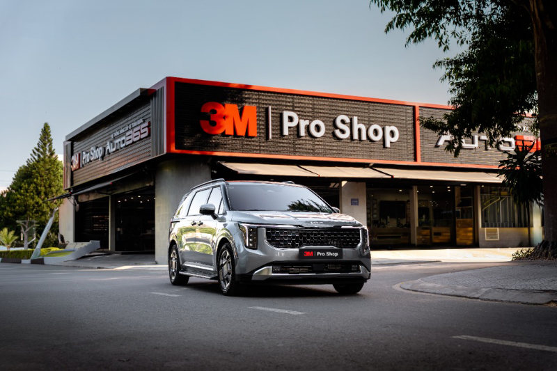 Xe SUV trước showroom 3M Pro Shop Auto365 — điểm dán phim cách nhiệt 3M chính hãng