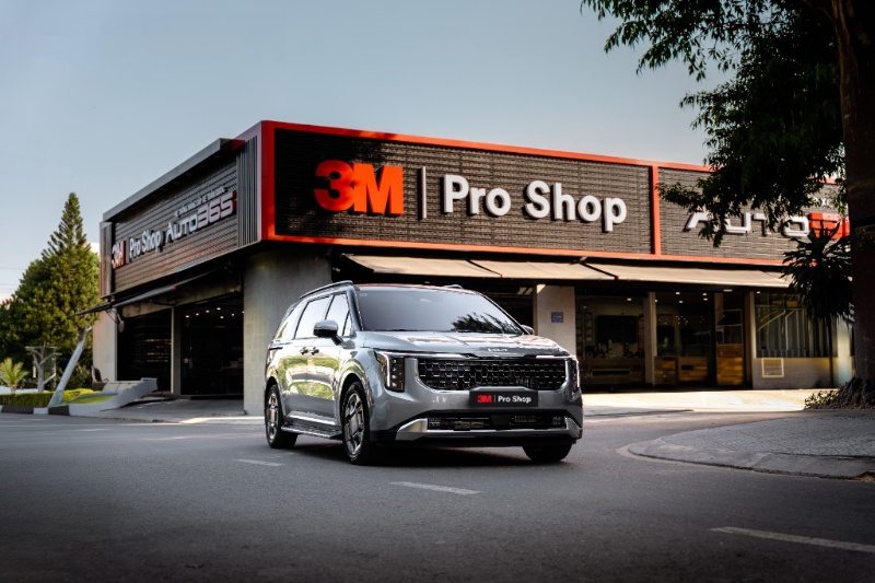 Xe đã dán phim cách nhiệt 3M tại khu vực 3M Pro Shop của Auto365